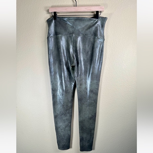 SPANX Faux Leather Croc Shine Leggings in Darkened Olive Size XL/TG - Picture 5 of 16